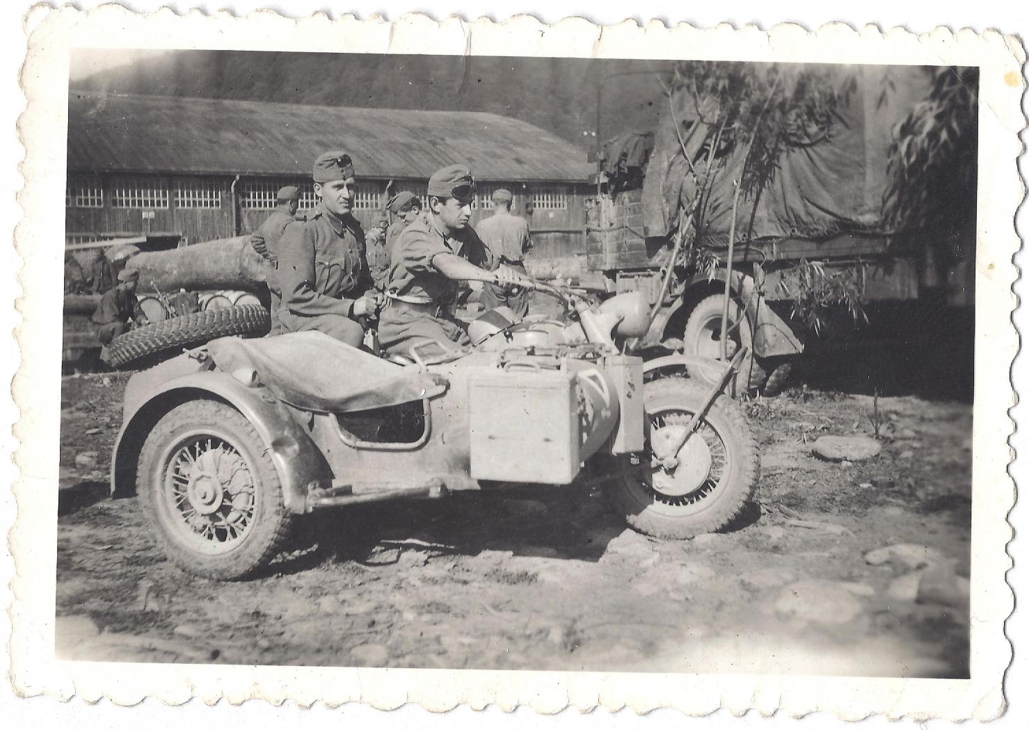 Magyar honvédek BMW R75 motorkerékpáron. Magyar honvédek BMW R75 motorkerékpáron.
